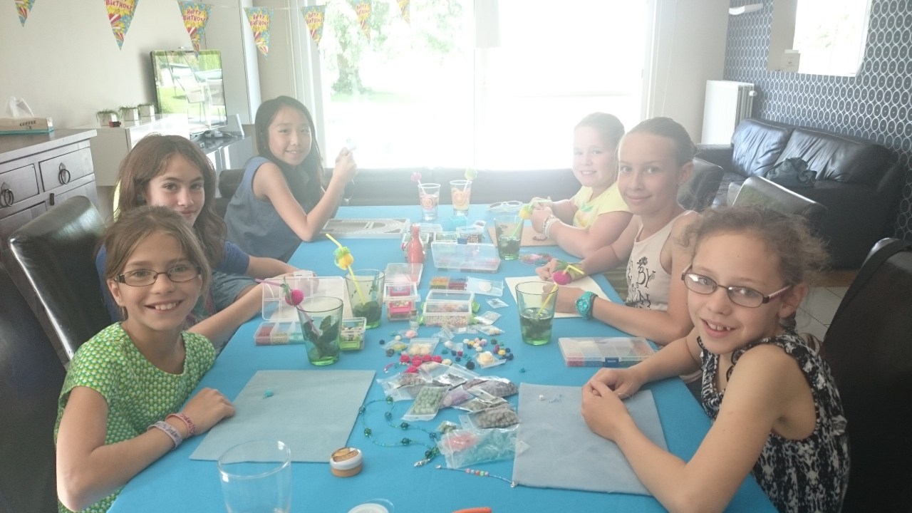 Ook voor onze kleine prinsessen zijn er juweeltjes op maat. Deze kunnen aangekocht worden of kunnen ze ook zelf maken tijdens een niet te vergeten workshop! Dit voor meiden van 8 tot en met 12 jaar. 