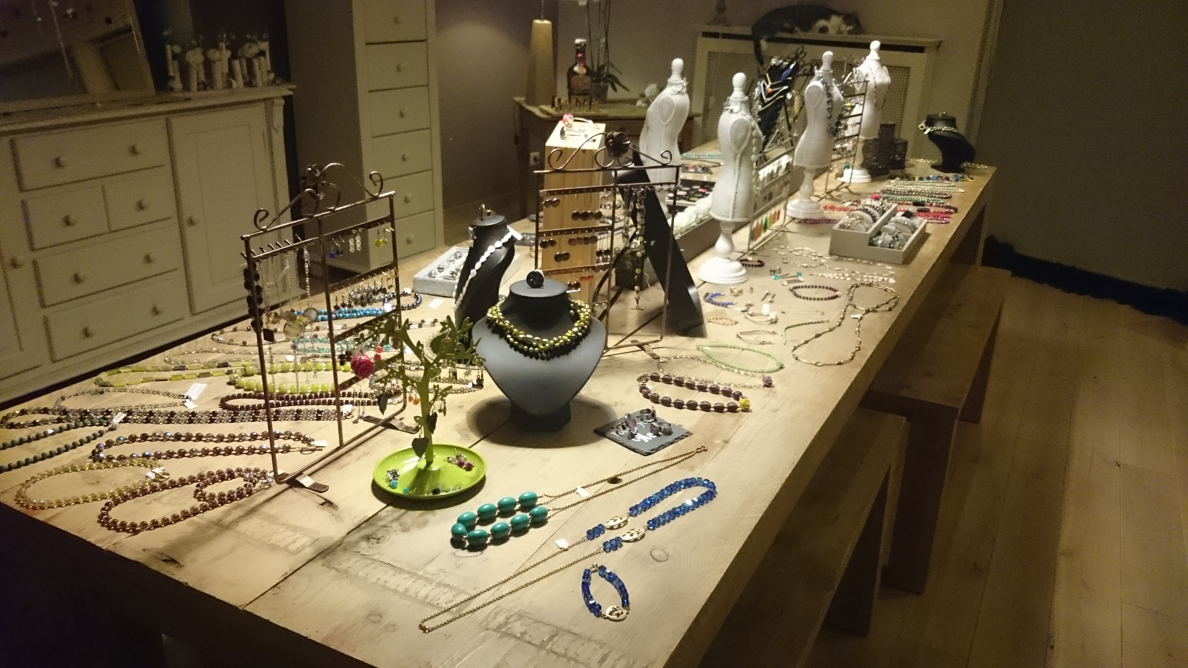 Maak snel een afspraak via mail of op het nummer 0472 77 62 95 voor een leuke juwelenavond bij jou thuis!